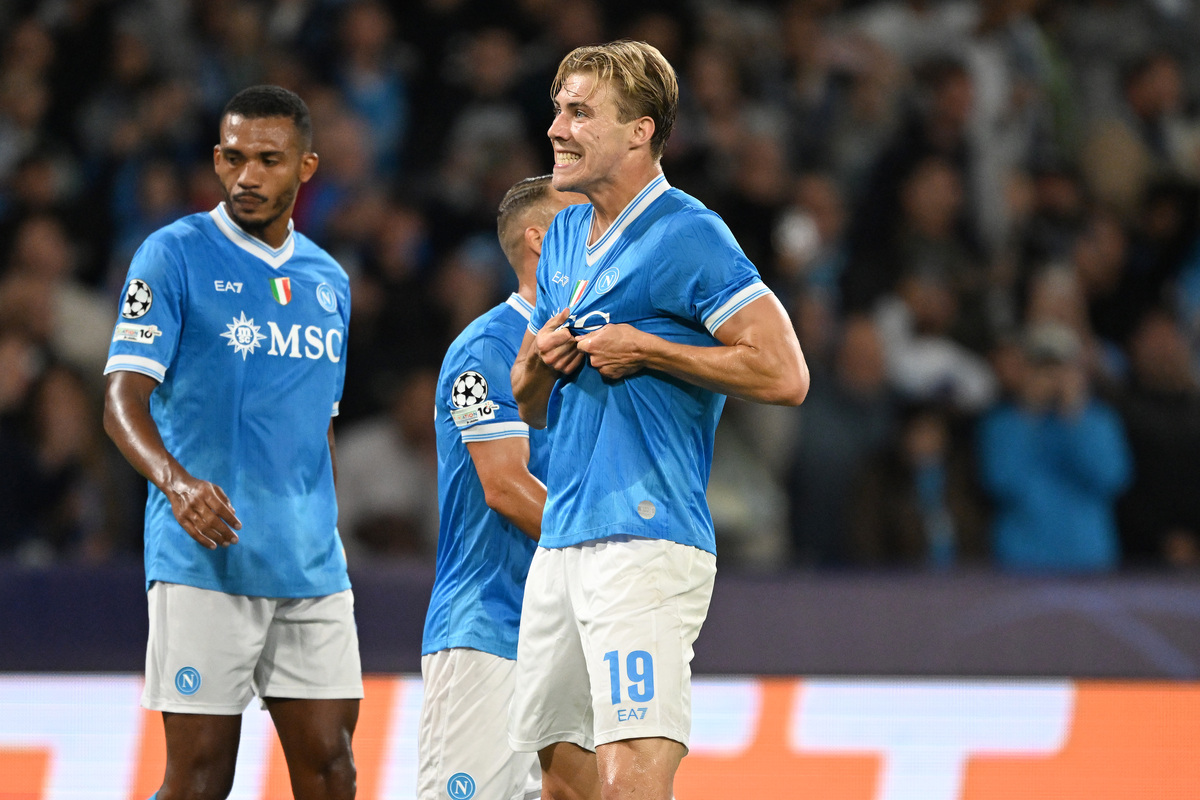 Napoli le gana al Sporting de Lisboa con doblete de Hojlund
